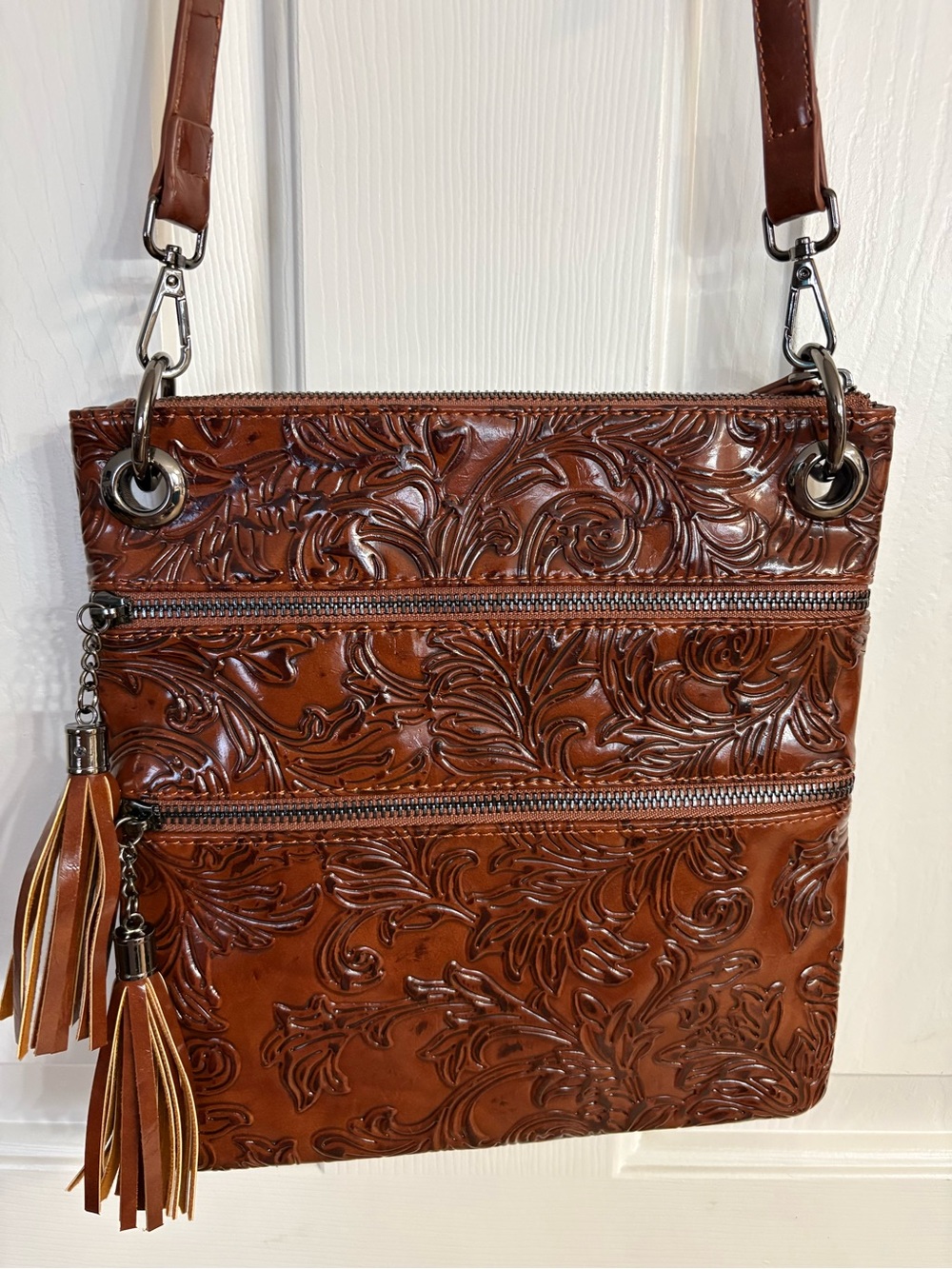 MEITRUE Vegan Leather Multi-Pocket Crossbody Bag with Tassels